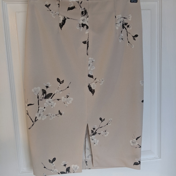 Dynamite Floral Skirt - Picture 4 of 6